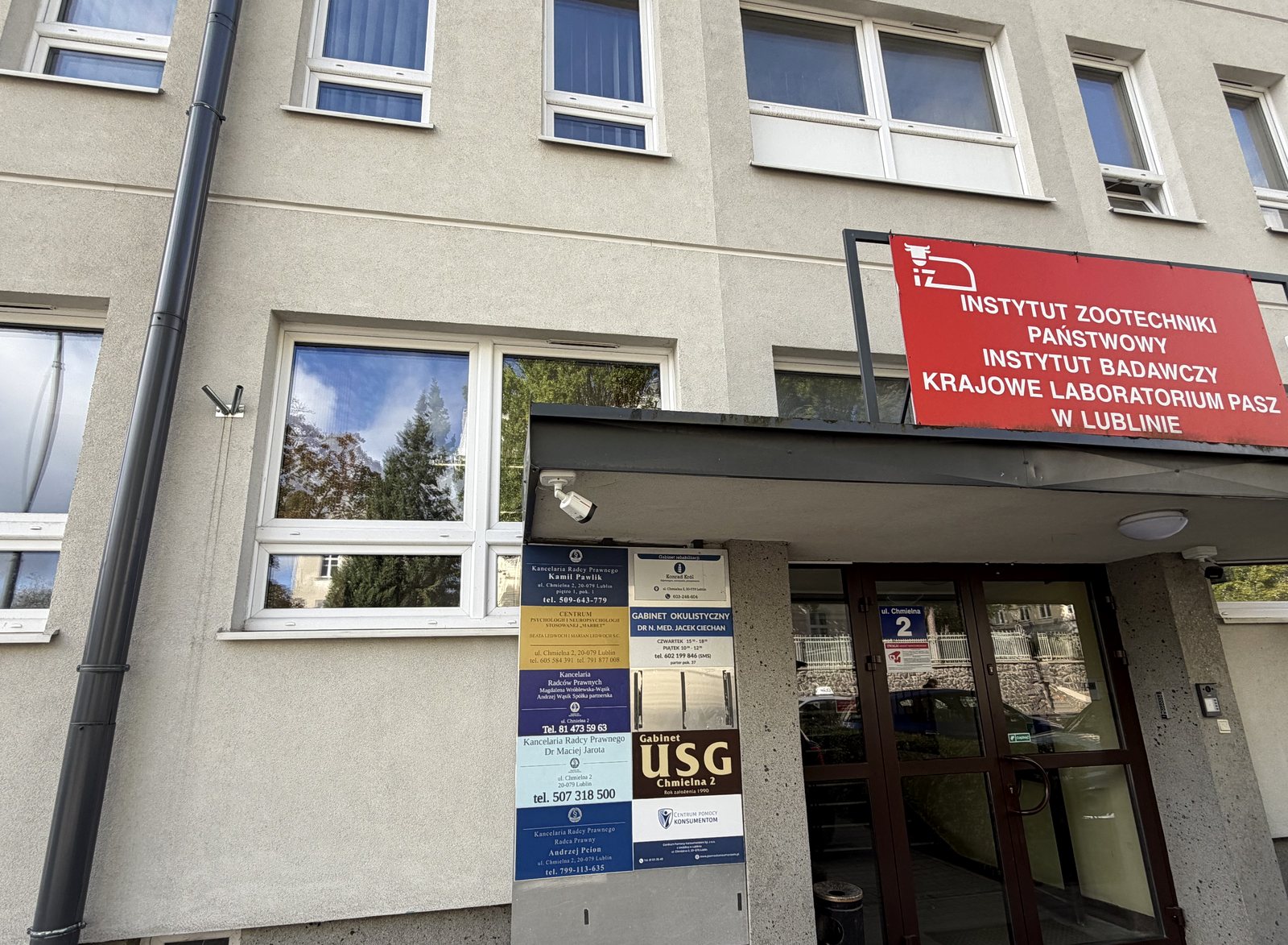 Wejście do budynku przy ul. Chmielnej 2